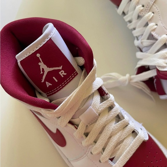 NWT Nike Air Jordan One Mid AJ1 Women’s Pomegranate Chicago Burgundy White Sz 7 - Picture 3 of 4